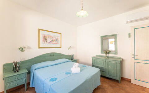 Apartments In Golfo Orosei: Mueble, Piso, Diseño De Interiores, Suelo, Techo, Mesa, Habitación, Habitación, Cama, Silla