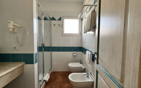 Apartments In Golfo Orosei: Piso, Diseño De Interiores, Arreglo De Tubería, Suelo, Plomería, Baño, Loseta, Baño, Grifo, Lavabo