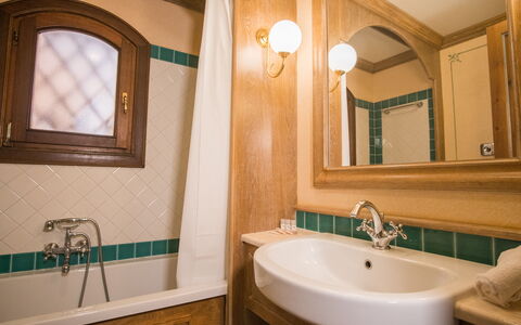 Porto Cervo Apartments Wifi And Ac: Arreglo De Tubería, Lavabo Del Baño, Baño, Diseño De Interiores, Grifo, Lavabo, Piso, Suelo, Plomería, Espejo