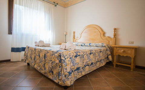 Porto Cervo Apartments Wifi And Ac: Mueble, Habitación, Suelo, Piso, Diseño De Interiores, Sábana, Cama, Lecho, Habitación, Marco De La Cama