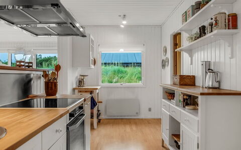 Cate - 900M from the Sea: Cocina, Aparato De Cocina, Piso, Madera, Diseño De Interiores, Mostrador, Techo, Electrodoméstico, Suelo, Electrodoméstico