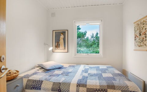 Cate - 900M from the Sea: Pared, Habitación, Madera, Diseño De Interiores, Cama, Techo, Suelo, Piso, Sábana, Lecho