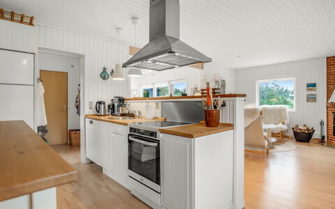 Cate - 900M from the Sea: Cocina, Piso, Mostrador, Madera, Aparato De Cocina, Mueble, Diseño De Interiores, Gabinetes, Suelo, Electrodoméstico
