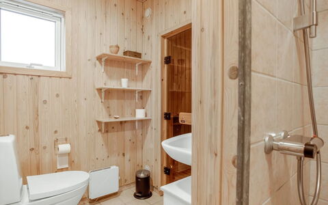 Cate - 900M from the Sea: Piso, Suelo, Madera, Arreglo De Tubería, Diseño De Interiores, Techo, Baño, Habitación, Baño, Plomería