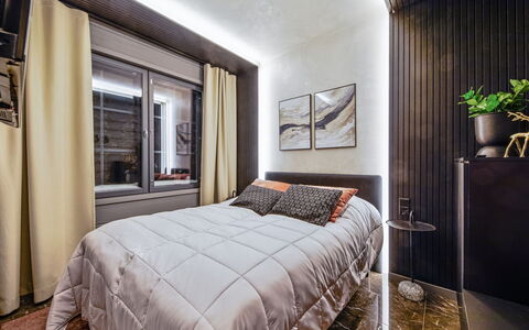 Levi Star West a: Diseño De Interiores, Cama, Mueble, Habitación, Piso, Suelo, Pared, Sábana, Madera, Techo