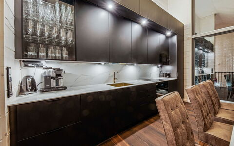 Levi Star West a: Cocina, Diseño De Interiores, Mostrador, Aparato De Cocina, Piso, Mueble, Gabinetes, Madera, Techo, Suelo