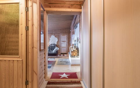 Teknomaja: Mueble, Diseño De Interiores, Piso, Suelo, Mesa, Techo, Cocina Y Comedor Mesa, Encendiendo, Silla, Casa