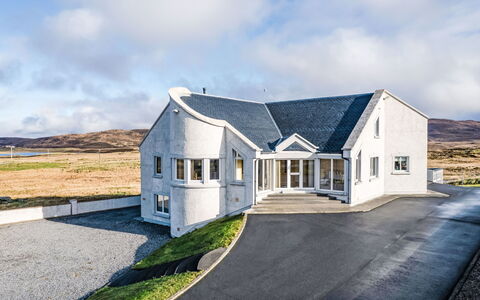 Benderloch House: Ventana, Fachada, Arquitectura, Puerta, Casa, Inmuebles, Mansión, Ventana De Guillotina, Balcón, Villa