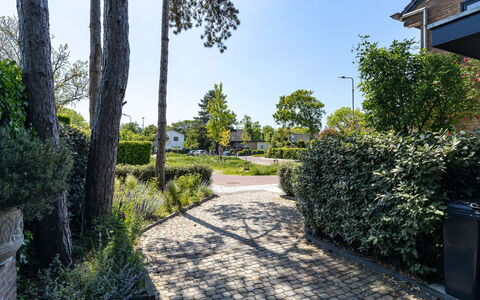 Residence Domburgse Duinen: Arbusto, Jardín, Cobertura Del Suelo, Pasarela, Entrada De Coches, Paisajismo, Losa, Plantas Leñosas, Sombra