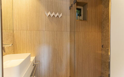Residence Domburgse Duinen: Piso, Pared, Madera, Suelo, Diseño De Interiores, Arreglo De Tubería, Baño, Plomería, Marrón, Encendiendo