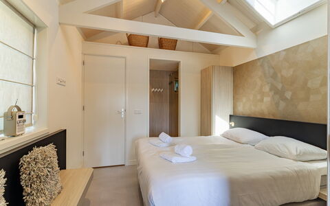 Residence Domburgse Duinen: Diseño De Interiores, Madera, Habitación, Suelo, Techo, Piso, Cama, Sábana, Habitación, Lecho