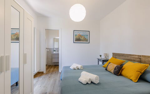 Il Pino Apartment: Mueble, Cama, Diseño De Interiores, Suelo, Piso, Habitación, Pared, Lecho, Sábana, Madera