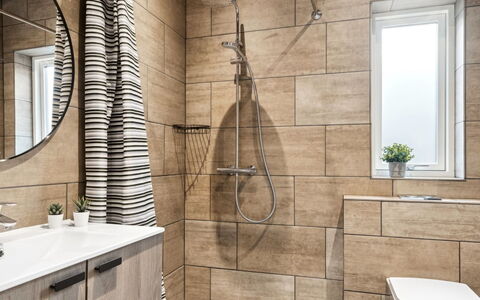 Danske - 6.8Km from the Sea: Piso, Suelo, Pared, Arreglo De Tubería, Diseño De Interiores, Baño, Baño, Loseta, Asiento Del Baño, Plomería