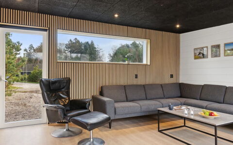 Danske - 6.8Km from the Sea: Diseño De Interiores, Pared, Piso, Madera, Techo, Suelo, Mueble, Sofá, Sala, Encendiendo