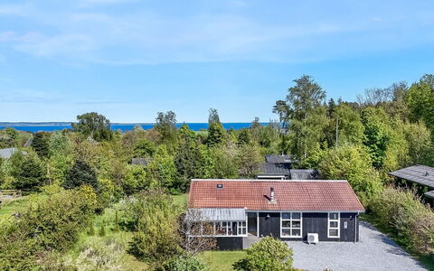 Rik - 2Km from the Sea: Casa, Casa, Puerta, Techo, Cabaña, Inmuebles, Jardín, Sombra, Vía Muerta, Yarda