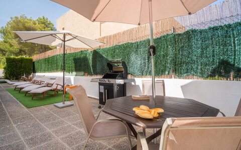 De Vacances: Mueble Para Exteriores, Mueble, Jardín, Sombra, Paraguas, Silla, Paisajismo, Patio Interior, Mesa Al Aire Libre, Manchas De Madera
