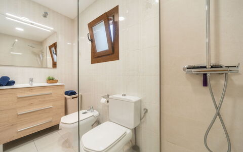 De Vacances: Baño, Asiento Del Baño, Arreglo De Tubería, Piso, Baño, Suelo, Diseño De Interiores, Lavabo Del Baño, Lavabo, Mueble De Baño