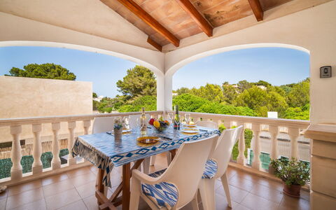 De Vacances: Mueble, Mueble Para Exteriores, Silla, Porche, Recurso, Balcón, Mesa Al Aire Libre, Sombra, Cocina Y Comedor Mesa, Manchas De Madera