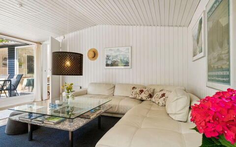 Sylvie - 400M from the Sea: Diseño De Interiores, Mueble, Sofá, Piso, Techo, Suelo, Sala, Encendiendo, Casa, Mesa
