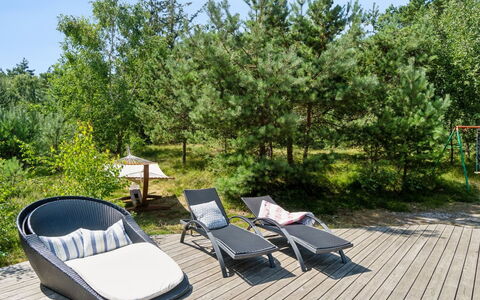 Sylvie - 400M from the Sea: Mueble, Mueble Para Exteriores, Silla, Sunlounger, Jardín, Sombra, Mesa Al Aire Libre, Eco Hotel, Patio, Madera Dura