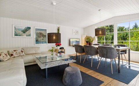 Sylvie - 400M from the Sea: Mueble, Diseño De Interiores, Madera, Techo, Sofá, Piso, Sala, Casa, Mesa, Habitación