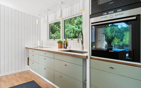 Sylvie - 400M from the Sea: Piso, Diseño De Interiores, Madera, Cocina, Mostrador, Aparato De Cocina, Suelo, Gabinetes, Techo, Electrodoméstico