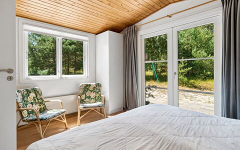 Sylvie - 400M from the Sea: Diseño De Interiores, Madera, Mueble, Piso, Suelo, Habitación, Techo, Cama, Casa, Encendiendo