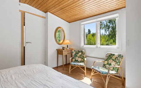 Sylvie - 400M from the Sea: Diseño De Interiores, Pared, Mueble, Piso, Suelo, Habitación, Madera, Cama, Techo, Habitación
