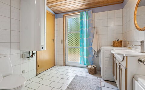Sylvie - 400M from the Sea: Baño, Arreglo De Tubería, Piso, Diseño De Interiores, Suelo, Lavabo, Lavabo Del Baño, Grifo, Baño, Plomería