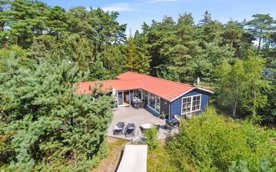 Sylvie - 400M from the Sea