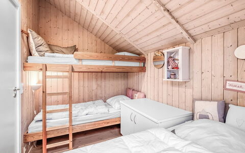 Kuisma - 1.1Km to the Fjord: Madera, Habitación, Casa, Cama, Casa, Mueble, Lecho, Cabaña, Sábana, Puerta