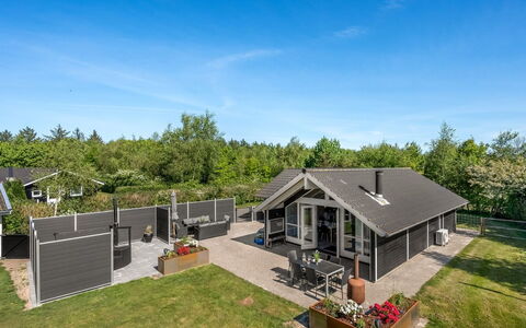 Kuisma - 1.1Km to the Fjord: Techo, Casa, Casa, Barrio Residencial, Cabaña, Inmuebles, Vía Muerta, Suburbio, Paisajismo, Edificios Del Jardín