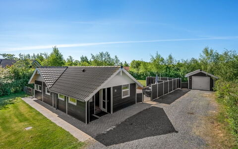 Kuisma - 1.1Km to the Fjord: Techo, Casa, Casa, Vía Muerta, Cabaña, Inmuebles, Entrada De Coches, Yarda, Diseño, Edificios Del Jardín