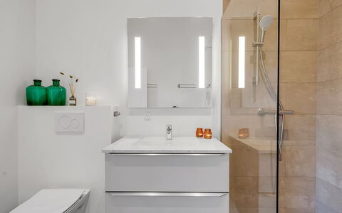 Kjeld - from the Sea: Arreglo De Tubería, Piso, Diseño De Interiores, Baño, Suelo, Lavabo Del Baño, Mueble De Baño, Lavabo, Gabinetes, Grifo