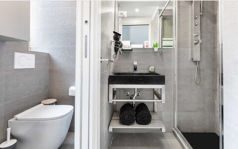 Duomo In 8 Stop: Arreglo De Tubería, Baño, Piso, Baño, Suelo, Diseño De Interiores, Asiento Del Baño, Plomería, Lavabo, Grifo