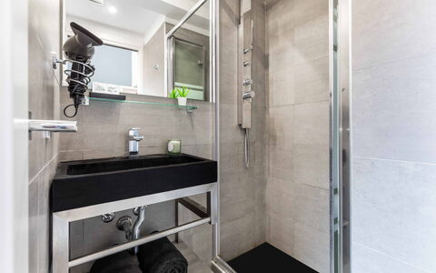 Duomo In 8 Stop: Arreglo De Tubería, Baño, Piso, Suelo, Diseño De Interiores, Plomería, Grifo, Lavabo, Loseta, Baño