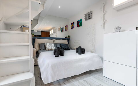 Duomo In 8 Stop: Mueble, Diseño De Interiores, Piso, Pared, Suelo, Madera, Habitación, Habitación, Techo, Cama