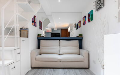 Duomo In 8 Stop: Mueble, Diseño De Interiores, Sofá, Piso, Suelo, Pared, Madera, Habitación, Sala, Departamento