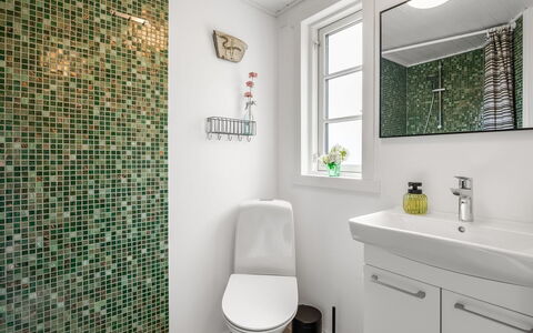 Blomma - 1Km from the Sea: Baño, Pared, Piso, Arreglo De Tubería, Baño, Suelo, Diseño De Interiores, Asiento Del Baño, Plomería, Loseta