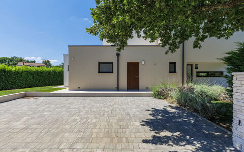 Frani: Barrio Residencial, Casa, Material Compuesto, Entrada De Coches, Losa, Hormigón, Sombra, Jardín, Pasarela, Paisajismo
