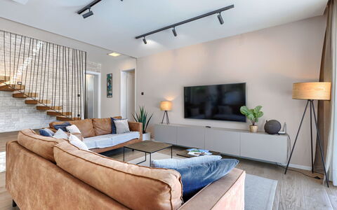 Frani: Diseño De Interiores, Piso, Mueble, Sofá, Madera, Techo, Suelo, Sala, Lámpara, Encendiendo