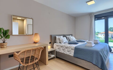 Frani: Cama, Mueble, Diseño De Interiores, Habitación, Piso, Suelo, Techo, Lecho, Sábana, Habitación