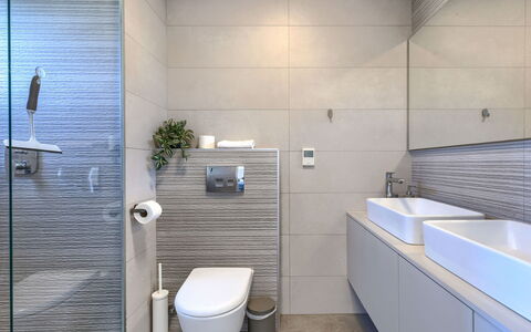 Frani: Baño, Diseño De Interiores, Piso, Arreglo De Tubería, Pared, Baño, Suelo, Asiento Del Baño, Lavabo, Mueble De Baño