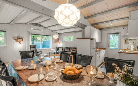 Amaya - 1Km from the Sea: Mueble, Diseño De Interiores, Piso, Suelo, Techo, Habitación, Silla, Mesa, Departamento, Cocina Y Comedor Mesa