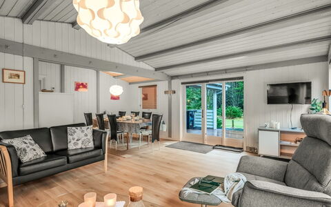 Amaya - 1Km from the Sea: Mueble, Diseño De Interiores, Piso, Suelo, Techo, Habitación, Silla, Mesa, Departamento, Cocina Y Comedor Mesa