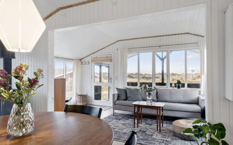 Aarno - 120M from the Sea: Madera, Diseño De Interiores, Techo, Casa, Mueble, Suelo, Sala, Puerta, Habitación, Sofá
