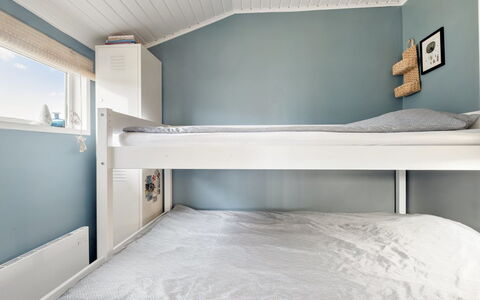 Aarno - 120M from the Sea: Cama, Habitación, Litera, Diseño De Interiores, Suelo, Lecho, Sábana, Techo, Piso, Linos