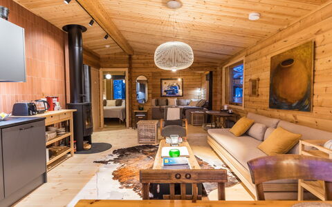 Kelokaltiokylän Maja 22: Madera, Diseño De Interiores, Mueble, Techo, Casa, Sala, Piso, Encendiendo, Suelo, Cuarto De Troncos