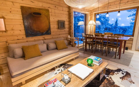 Kelokaltiokylän Maja 22: Diseño De Interiores, Mueble, Piso, Suelo, Madera, Techo, Sala, Suelos De Madera, Sofá, Casa