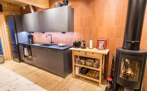 Kelokaltiokylän Maja 22: Piso, Madera, Aparato De Cocina, Cocina, Diseño De Interiores, Electrodoméstico, Suelo, Mueble, Suelos De Madera, Mostrador